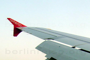 Beim Landeanflug aus dem Fenster vom Flugzeug fotografiert. Man erkennt die ausgefahrenen Landeklappen und den Schriftzug airberlin am Ende der Tragfläche, weiße Schrift auf rotem Grund. Das ist nur eine Beispiel-Fluggesellschaft!