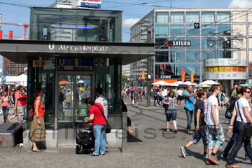Fahrstuhl zur U-Bahnstation am Alexanderplatz in Berlin.