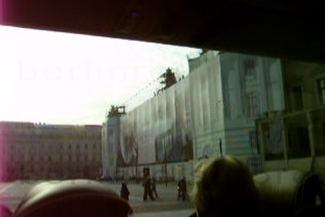 Ansicht der Ostfassade von der Alten Bibliothek in Berlin Mitte im Jahr 2009, es war Winter. Da sieht man wie die Fassade wegen Bauarbeiten verhüllt wurde. Das Bild habe ich bei der Stadtrundfahrt im Bus aufgenommen.