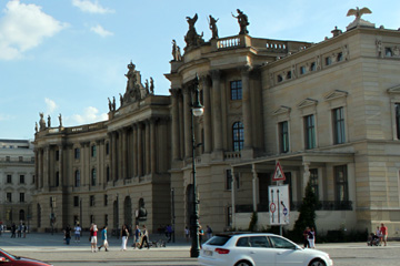 Ansicht der Ostfassade von der Alten Bibliothek in Berlin Mitte im Jahr 2011, es war Sommer. Da sieht man wie die Fassade die zum Opernplatz zeigt, unverhüllt.