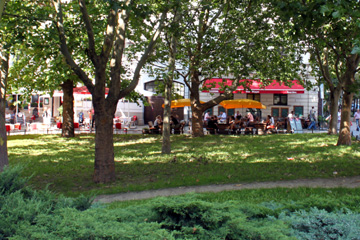 Am Nikolaiviertel in Berlin sitzen viele Touristen in den Straßencafés und Restaurants.