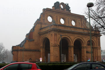 Anhalterbahnhof in Berlin oder das was nach dem 2. Weltkrieg davon übrig blieb, die Fassade am Haupteingang.