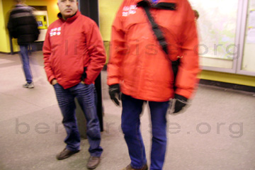 Bahnangestellte mit ihren roten Jacken an der U-Bahnstation am Zoolgischen Garten in Berlin.