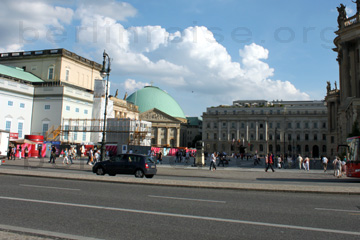 Bebelplatz in Berlin, hier wurden die Bücher im Dritten Reich verbrannt. Den Platz findet man in Berlin an der Staatsoper und der St.-Hedwig-Kathedrale an der Straße Unter den Linden.