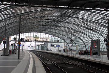 Dachkonstruktion an den Gleisen bei der Ankunft mit der Deutschen Eisenbahn am Hauptbahnhof in Berlin am Washingtonplatz, ehemals Lehrter Bahnhof.