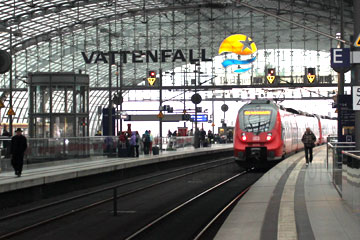 Eisenbahn die gerade am Hauptbahnhof in Berlin am Washingtonplatz, ehemals Lehrter Bahnhof einfährt.