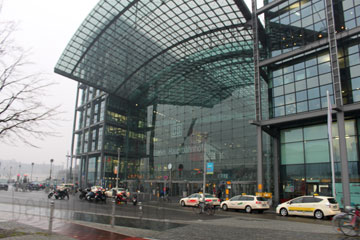 Eingang vom Hauptbahnhof in Berlin am Washingtonplatz, ehemals Lehrter Bahnhof.