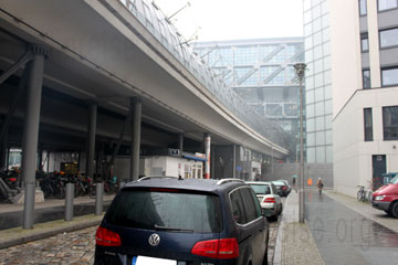 Hier ist Parkverbot in der Agnes-Zahn-Harnack Straße am Berliner Hauptbahnhof, unter dem Gleisbau könnte man meiner Meinung nach ein paar Parkplätze einrichten. Die Autos hier auf dem Bild hatten alle einen Strafzettel. Da vorne rechts laufen und dann gleich wieder links und man befindet sich nach ein paar Metern am Haupteingang vom Berliner Hauuptbahnhof.
