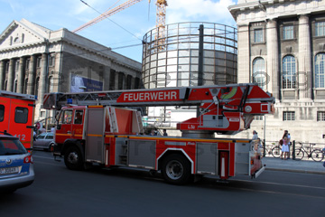 Leiterwagen der Berliner Feuerwehr vor dem Pergamonmuseum an der Museumsinsel in Berlin im Einsatz.