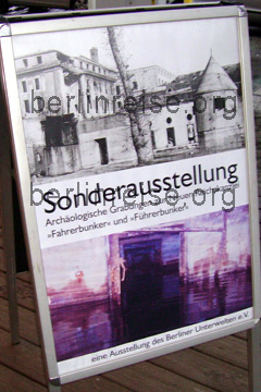 Plakat von dem Verein Berliner Unterwelten über eine Sonderausstellung, am Papillon in der Nähe vom Potsdamer Platz und dem Mahnmal der ermordeten Juden Europas in Berlin