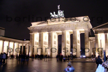 Nachtaufnahme von dem Brandenburger Tor in Berlin Mitte, im Regierungsviertel, von dem ehemaligen Westberlin betrachtet
