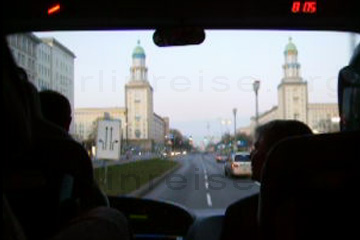 Bei der Stadtrundfahrt mit dem Bus durch Berlin.