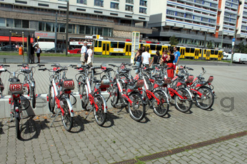 Fahrräder zum leihen der Deutschen Bahn in Berlin - call a bike. Dazu muss man sich aber zuerst auf der Seite der Deutschen Bahn registrieren. Dann anruf genügt und man hat das Fahrrad für die eigene Tour durch Berlin.