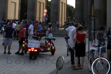 Don Bike in Berlin und daneben ein Fahrrad wie man sich das über die Deutsche Bahn in Berlin kurzerhand leihen kann.