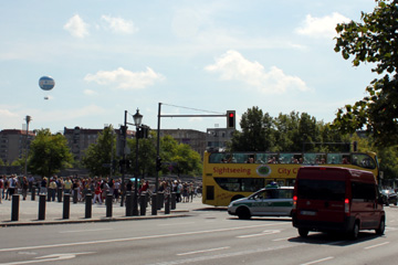 Ebertstraße und links die Behrensstraße in Berlin. Im Hintergrund das Denkmal für die ermordeten Juden in Europa.