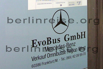 Schriftzug auf dem Reisebus der EvoBus GmbH dem Verkauf der Omnibusse mit Telefonnummer der Region West bei unserer Busreise nach Berlin.