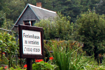 Schönes Ferienhaus zu vermieten, mitten im Spreewald und dem Hinweisschild neben dem Spreekanal das man das kann, mit Telefonnummer.