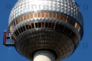 Kuppel vom Berliner Fernsehturm in der Nahaufnahme. Links erkennt man ein Fahrgerüst mit dem im August 2011 die Scheiben vom Ausguck rundum gereinigt wurden.