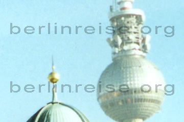 Kuppel vom Fernsehturm am Alexanderplatz in Berlin. In der Nahaufnahme kann man gut die Parabolantennen am Fernsehturm erkennen sowie die Fenster von dem Drehcafé.