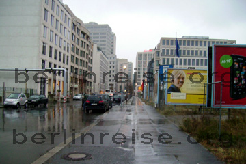 In dieser Straße steht die Schautafel wo der Führerbunker in Berlin abgebildet ist.