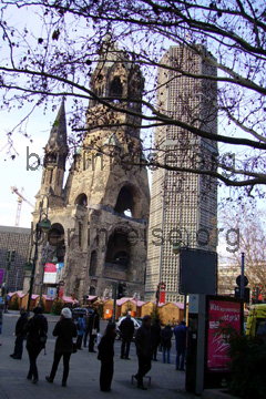 Gedächtniskirche in Berlin, so wie die seit dem 2. Weltkrieg aussieht. Der sechseckige Turm ist erst später hinzu gebaut