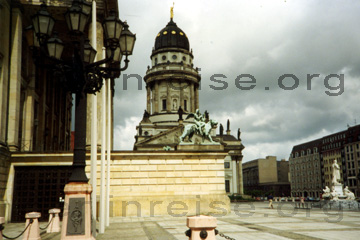 Der Gendarmenmarkt in Berlin. Dieses Bild, wo man rechts das Schauspielhaus erkennt und im Hintergrund den Französischen Dom, ist von einer Reise aus dem Jahr 1994, da stand noch die Berliner Mauer vor dem Deutschen Dom.