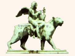 Bronzefigur vor dem Schauspielhaus am Gendarmenmarkt in Berlin. Ein Engel, der auf einem Löwen reitet.