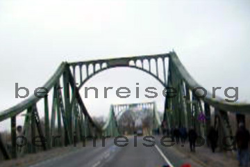 Glienicker Brücke in Potsdam. Auf dieser Brücke hatte man im kalten Krieg die Agenten ausgetauscht. Hier verlief die Grenze von Berlin zur ehemaligen DDR. (dem Hinterland sozusagen)
