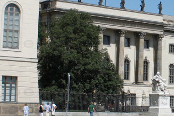Humboldt Universität Barocker Mittelbau mit dorischen Säulen.