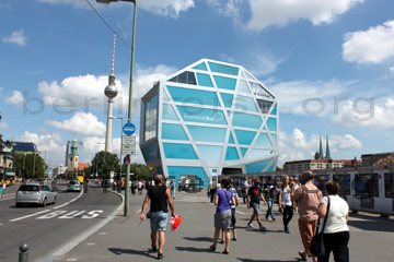 Humboldtbox in Berlin, Ausstellung und Terrasse mit 360° Panoramablick.