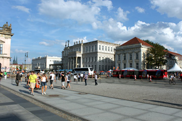 Das Kronprinzenpalais auf der Straße Unter den Linden gegenüber vom Zeughaus in Berlin.