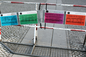 Reichstag / Bundestag in Berlin 2011. Hinweisschilder in Spanisch, Französisch und Englisch worauf auf Deutsch übersetzt zu lesen ist: Kuppeldach nur mit Voranmeldung!