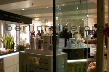 Kosmetikabteilung im Lafayette in Berlin