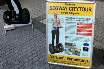 Angebotstafel der Mindways Seway Citytour in Berlin am Allegretto Nähe Bodemuseum.