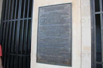 Gedenktafel neben den Eisengitterstäben wo der Raum mit der Skulptur der Käthe Kollwitz ausgestellt ist.
