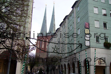 Die zwei Türme der Nikolaikirche im Nikolaiviertel in Berlin, einem beliebten Ausflugsziel in der Nähe vom Berliner Dom