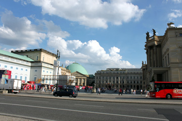 Am Bildrand die Alte Bibliothek und die grüne Kuppel der St.Hedwigs-Kathedrale sowie die Staatsoper Unter den Linden in Berlin Mitte. Blick in den Südosten.