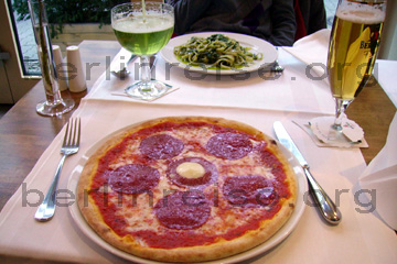 Pizza und Bandnudeln mit Pesto im Italienischen Restaurant in Berlin Mitte.