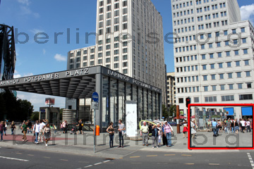 Rechts unten im Bild in dem roten Rahmen da stehen die Mauern neben dem Bahnhof am Potsdamer Platz in Berlin.