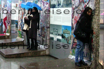 Berliner Mauern am Potsdamer Platz 2009. Musste dieses Bild unbedingt nehmen, weil die Frau rechts, die Mauer angefasst, fast gestreichelt hat und in Gedanken versunken schien.