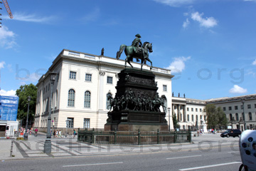 Reiterstandbild von Friedrich des ersten in Berlin auf der Straße Unter den Linden.