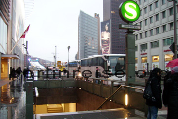 S-Bahn Station in Berlin. Manchmal befinden sich die Stationen für die Berliner S-Bahn auch unter der Erde, wie hier am Potsdamer Platz