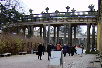 Touristen am Zugang zum Schloss Sanssouci, zuerst in den Ehrenhof nach der Rampe und dem Museums-Shop sowie, wo es die Tickets für die Schloss-Besichtigung zu kaufen gibt.