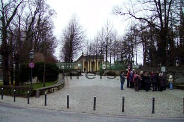 Zugang zum Schloss Sanssouci in Potsdam über die Rampe. Früher lag der Zugang in Sicht vom Ruinenberg zum Ehrenhof und dann in das Vestibül. Reisegruppe neben dem Mozart-Künstler.
