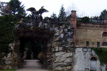 Das Felsentor im Park Sanssouci. Oben auf dem Tor erkennt man einen Adler, der eine Schlange in seinen Krallen hält.