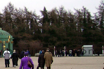 Mausoleum im Park Sanssouci. Da wo die vielen Leute stehen und die Büsten zu sehen sind, gab es noch eine interessante Geschichte zum Grab Friedrich des Großen.