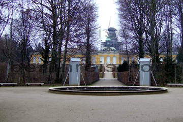 Neue Kammern, so ein treffender Name für ein Schloss als Gästehaus im Park von Sanssouci in Potsdam. Im Hintergrund von meinem Bild sieht man noch die Historische Mühle.
