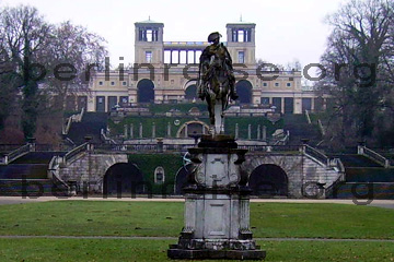 Orangerie und Reiterstandbild in Sanssouci.