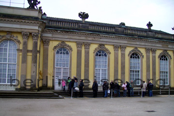 Touristen die am Eingang von dem Schloss Sanssouci warten bis die Führung zur Schloss-Besichtigung beginnt.