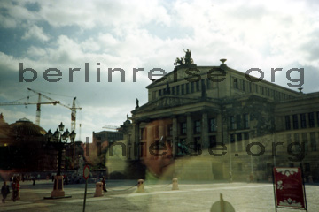 Das Schauspielhaus am Gendarmenmarkt in Berlin, als die Berliner Mauer noch stand. Dieses Bild, ist von einer Reise aus dem Jahr 1994.